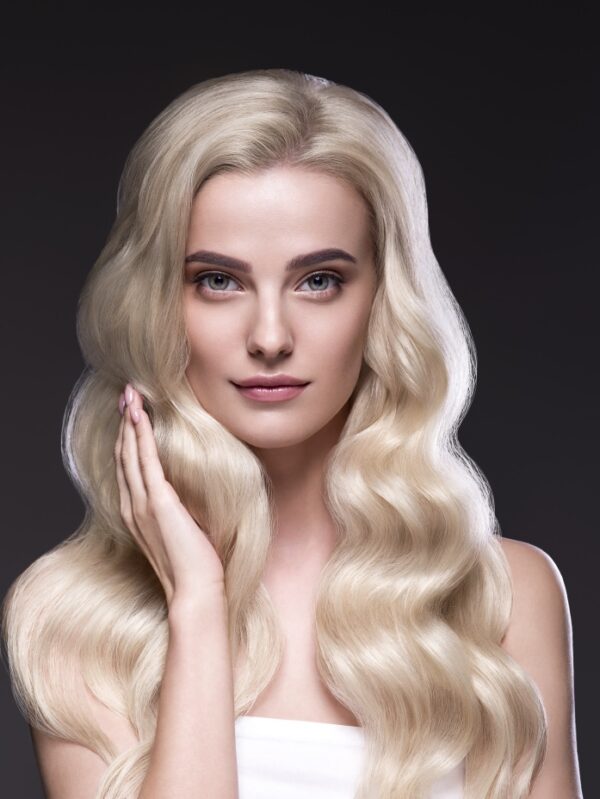 žena s luxusní vlasové pásky my tapes 1006 silver blond